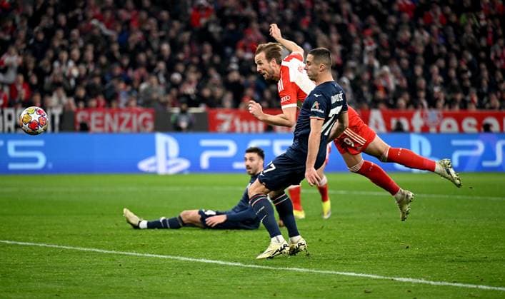 FUSSBALL CHAMPIONS LEAGUE SAISON 2023 2024 Achtelfinale Rueckspiel 05.03.2024 FC Bayern Muenchen - Lazio Rom TOR zum 1 - 9 durch den Torschuetzen Harry Kane (li, FC Bayern Muenchen) gegen Ciro Immobile (re, Lazio Rom)