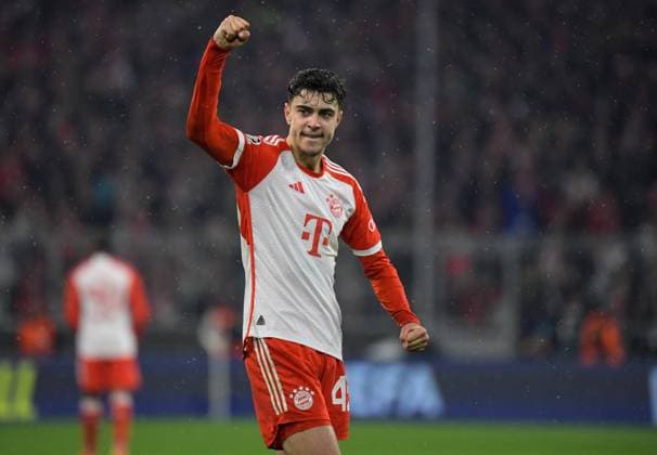 05.03.2024, xemx, Fussball UEFA Champions League 1 8 Finale, FC Bayern Muenchen - Lazio Rom emspor, v.l. Mannschaft, Spieler, jubeln nach Spielende, celebrate at the end of the match Aleksandar Pavlovic (FC Bayern Muenchen) (DFL DFB REGULATIONS PROHIBIT ANY USE OF PHOTOGRAPHS as IMAGE SEQUENCES and or QUASI-VIDEO) Muenchen