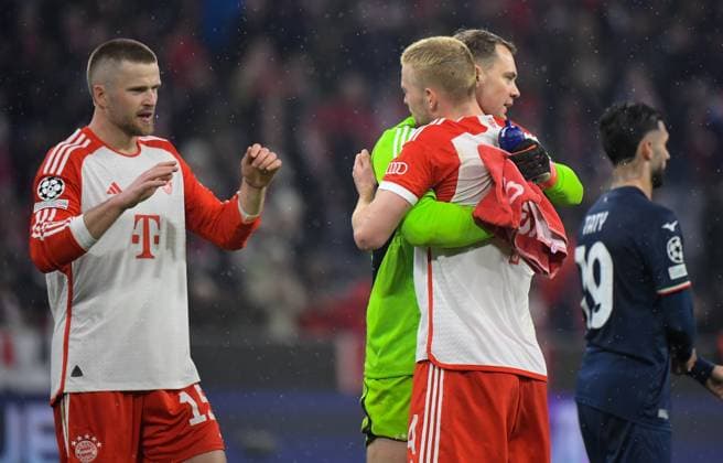 05.03.2024, xemx, Fussball UEFA Champions League 1 8 Finale, FC Bayern Muenchen - Lazio Rom emspor, v.l. Mannschaft, Spieler, jubeln nach Spielende, celebrate at the end of the match (DFL DFB REGULATIONS PROHIBIT ANY USE OF PHOTOGRAPHS as IMAGE SEQUENCES and or QUASI-VIDEO) Muenchen