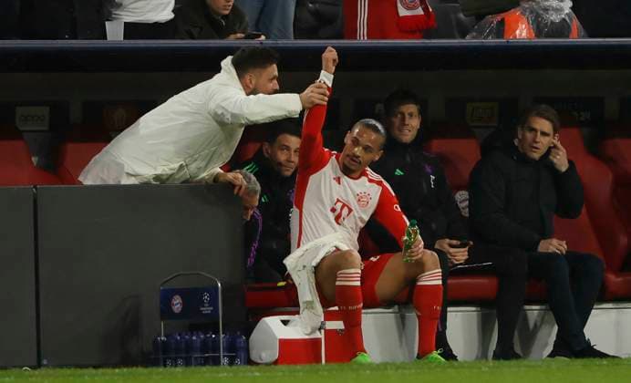 05.03.2024, Champions League, FC Bayern Muenchen vs Lazio Rom, Allianz Arena Muenchen, im Bild: Sven Ulreich (FC Bayern Muenchen) hebt der hand von Leroy Sane (FC Bayern Muenchen)