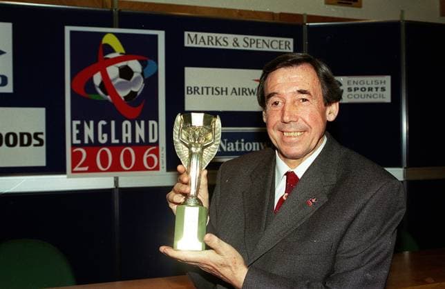 Gordon Banks has died GORDON BANKS OBE Former England International Goalkeeper (Attending a press conference, PK, Pressekonferenz where British companies announced their backing for England s 2006 World Cup campaign) Universal Pictorial Press Photo URM 014530 C-01 20.08.1998 , Credit:Avalon  Copyright: xAvalonx 0615382195