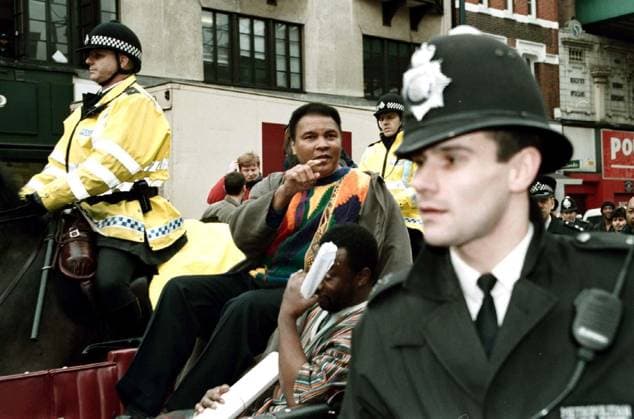 BOXING LEGEND MUHAMMAD ALI IN BRIXTON WHERE HE IS PROMOTING THE CHARITY JUBILEE, LONDON, BRITAIN - 1999 MUHAMMAD ALI BOXING LEGEND MUHAMMAD ALI IN BRIXTON WHERE HE IS PROMOTING THE CHARITY JUBILEE, LONDON, BRITAIN - 1999, Credit:PNS Avalon  Copyright: xPNSx xAvalonx 0688896559