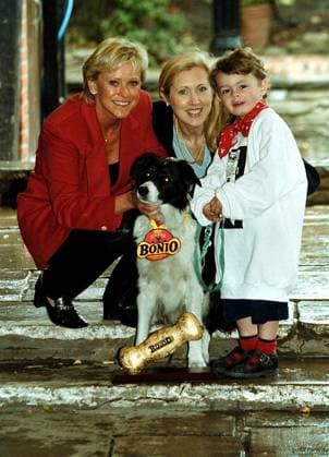 THE FRISKIES GOLDEN BONIO DOG AWARDS 2001 - 17 May 2001 SUE BARKER, CATRINA SKEPPER AND 3 YEAR OLD CAMERON MUNRO WITH ROSIE A SEARCH AND RESCUE DOG WHO WON THE BONIO AWARD AFTER HIS RESCUE OF THREE YEAR OLD CAMERON MUNRO AFTER HE WENT MISSING NEAR A SCOTTISH WATERFALL. THE FRISKIES GOLDEN BONIO DOG AWARDS 2001 - 17 May 2001, Credit:Alex Woods PNS Avalon  Copyright: xAlexxWoods PNSx xAvalonx 0688902865