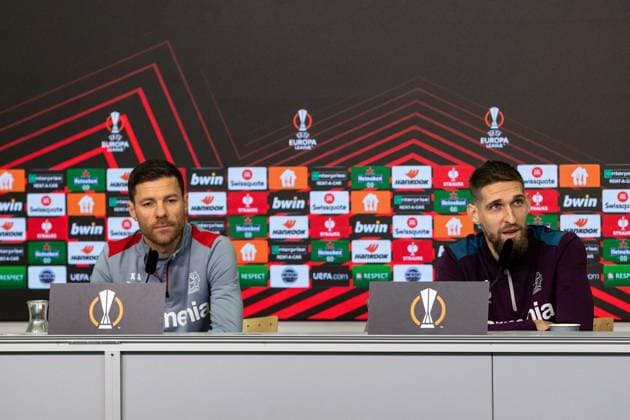 Bayer 04 Leverkusen Pressekonferenz; 06.03.2024 Xabi Alonso (Trainer Bayer 04 Leverkusen), Robert Andrich (Bayer 04 Leverkusen, 8) Bayer 04 Leverkusen Pressekonferenz; 06.03.2024 Copyright: xBEAUTIFULxSPORTS Buriakovx