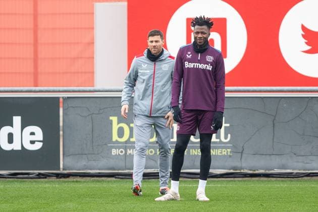 Bayer 04 Leverkusen; Training ; 06.03.2024 Xabi Alonso (Trainer Bayer 04 Leverkusen), Edmond Tapsoba (Bayer 04 Leverkusen, 12) Bayer 04 Leverkusen; Training ; 06.03.2024 Copyright: xBEAUTIFULxSPORTS Buriakovx