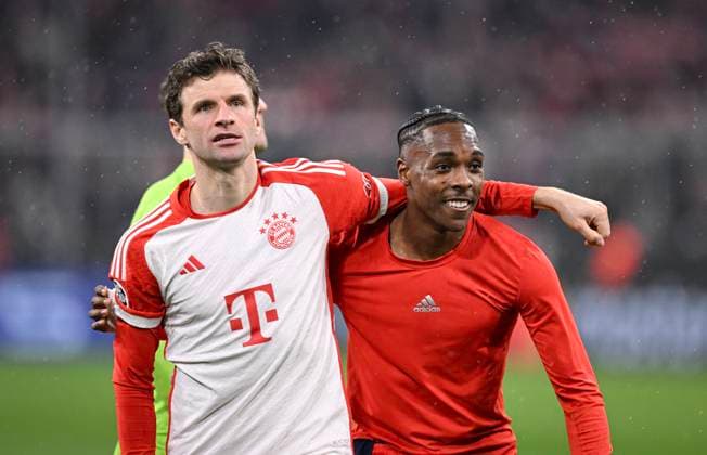 FUSSBALL CHAMPIONS LEAGUE SAISON 2023 2024 Achtelfinale Rueckspiel 05.03.2024 FC Bayern Muenchen - Lazio Rom SCHLUSSJUBEL FC Bayern Muenchen; Thomas Mueller (li) umarmt Mathys Tel