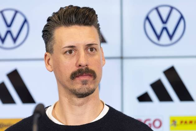 DFB - Pressekonferenz zur Trainingsphilosophie bei Jugendmannschaften Sandro Wagner spricht während der Pressekonferenz. Pressekonferenz mit Hannes Wolf, dem Direktor für Nachwuchs, auf dem DFB-Campus in Frankfurt am Main am 6. März 2024., Frankfurt am Main Hessen Deutschland DFB-Campus