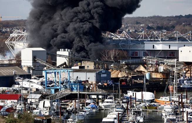 Sport Themen der Woche KW10 Sport Bilder des Tages Plumes of smoke are seen coming from a large fire at an industrial unit close to St Mary s Stadium in Southampton. Southampton v Preston North End, EFL Sky Bet Championship, Football, St Mary s Stadium, Southampton, UK - 06 Mar 2024 EDITORIAL USE ONLY No use with unauthorised audio, video, data, fixture lists, club league logos or live services. Online in-match use limited to 120 images, no video emulation. No use in betting, games or single club league player publications.  Copyright: xJamesxMarsh Shutterstockx 14373632ad