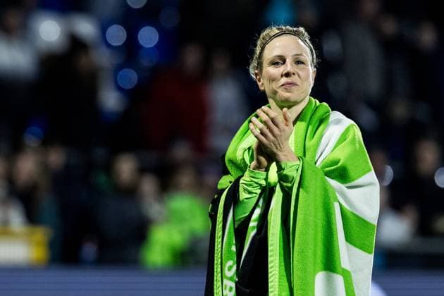 DFB Pokal der Frauen Viertelfinale: TSG Hoffenheim - VfL Wolfsburg; 05.03.2024 Svenja Huth (VfL Wolfsburg. 10) applaudiert Richtung Fans DFB Pokal der Frauen Viertelfinale: TSG Hoffenheim - VfL Wolfsburg, Hoffenheim, Dietmar Hopp Stadion am 05.03.2024 DFB REGULATIONS PROHIBIT ANY USE OF PHOTOGRAPHS AS IMAGE SEQUENCES AND OR QUASI-VIDEO. Copyright: xBEAUTIFULxSPORTS Wunderlx