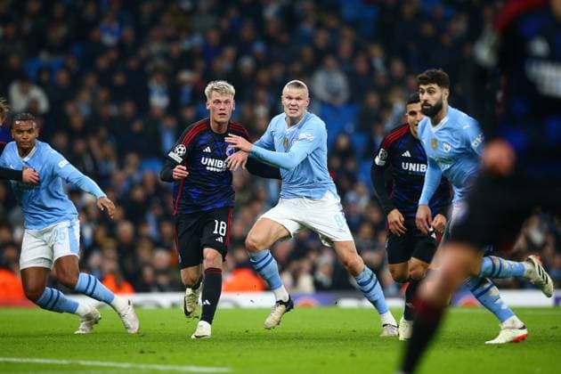 Erling Haland of Manchester City battles with Orri Steinn Oskarsson of FC Kobenhavn Manchester City v FC Copenhagen, UEFA Champions League, Round of 16, Second Leg, Football, Etihad Stadium, Manchester, UK - 06 Mar 2024 EDITORIAL USE ONLY No use with unauthorised audio, video, data, fixture lists, club league logos or live services. Online in-match use limited to 120 images, no video emulation. No use in betting, games or single club league player publications. Copyright: xMattxWest Shutterstockx 14373648ag