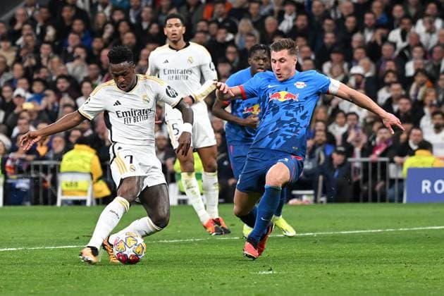 Madrid, Estadio Santiago Bernabeu, 06.03.24, GER, Herren, UEFA Champions League, Saison 2023-2024, Achtelfinale, Real Madrid CF - RB Leipzig Bild: VINICIUS JUNIOR (Real Madrid) macht das Tor zum 1:0. Willi ORBAN (Leipzig) kommt zu spaet Only for editorial use! UEFA regulations prohibit any use of photographs as image sequences and or quasi-video. Spanien