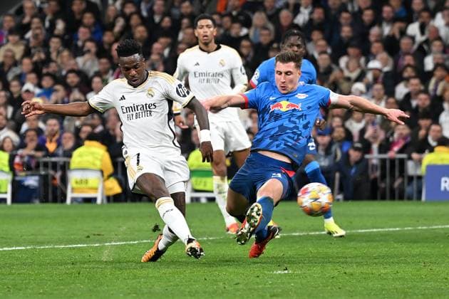 Madrid, Estadio Santiago Bernabeu, 06.03.24, GER, Herren, UEFA Champions League, Saison 2023-2024, Achtelfinale, Real Madrid CF - RB Leipzig Bild: VINICIUS JUNIOR (Real Madrid) macht das Tor zum 1:0. Willi ORBAN (Leipzig) kommt zu spaet Only for editorial use! UEFA regulations prohibit any use of photographs as image sequences and or quasi-video. Spanien