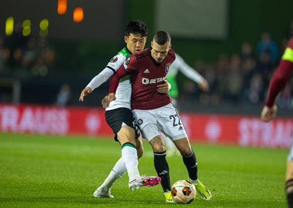 Football - UEFA Europa League - Round of 16 1st Leg - AC Sparta Praha v Liverpool FC PRAGUE, CZECH REPUBLIC - Thursday, March 7, 2024: Liverpool s Wataru EndÅ (L) ans Sparta Praha s LukaÅ¡ Haraslin during the UEFA Europa League Round of 16 1st Leg match between AC Sparta Praha and Liverpool FC at Stadion Letna. (Photo by David Rawcliffe Propaganda) PRAGUE Stadion Letna BOHEMIA CZECH REPUBLIC  Copyright: xDavidxRawcliffex P2024-03-07-Sparta_Prague_Liverpool-45