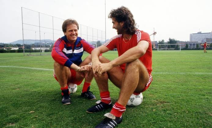 01.10.88 VfB Stuttgart Training Deutschland, Stuttgart, 01.10.1988, Fussball, Bundesliga, VfB Stuttgart Training: v.l. Arie Haan (Trainer), Maurizio Gaudino. *** 01 10 88 VfB Stuttgart Training Germany, Stuttgart, 01 10 1988, Football, Bundesliga, VfB Stuttgart Training v l Arie Haan Trainer , Maurizio Gaudino
