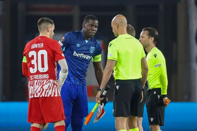 Christian Guenter (SC Freiburg, 30), Kurt Zouma (West Ham United, 04) und die Schiedsrichter , Fussball, UEFA Europa League, Achtelfinale, 2023 2024, SC Freiburg vs. West Ham United, 07.03.2024, Europa-Park Stadion , Freiburg im Breisgau, Deutschland Freiburg im Breisgau Europa-Park Stadion Baden-Wuerttemberg Deutschland Copyright: xGrantxHubbsx
