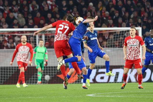 Nicolas Hoefler (SC Freiburg, 27) und James Ward-Prowse (West Ham United, 07) beim Kopfballduell , Fussball, UEFA Europa League, Achtelfinale, 2023 2024, SC Freiburg vs. West Ham United, 07.03.2024, Europa-Park Stadion , Freiburg im Breisgau, Deutschland Freiburg im Breisgau Europa-Park Stadion Baden-Wuerttemberg Deutschland Copyright: xGrantxHubbsx
