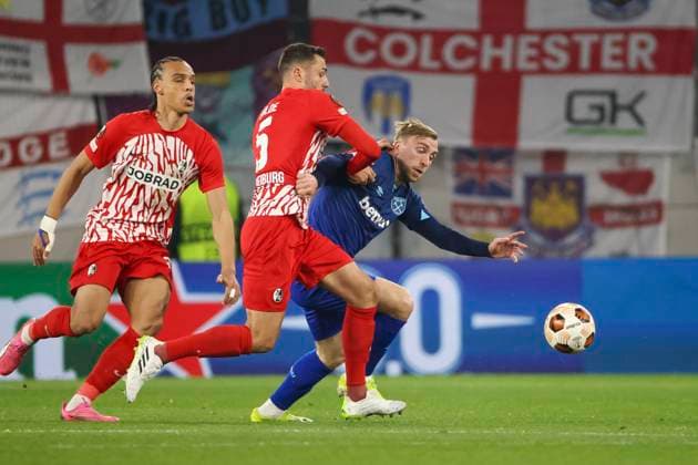 Manuel Gulde (SC Freiburg, 05) und Jarrod Bowen (West Ham United, 20) im Zweikampf , Fussball, UEFA Europa League, Achtelfinale, 2023 2024, SC Freiburg vs. West Ham United, 07.03.2024, Europa-Park Stadion , Freiburg im Breisgau, Deutschland Freiburg im Breisgau Europa-Park Stadion Baden-Wuerttemberg Deutschland Copyright: xGrantxHubbsx