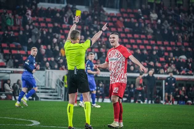 Fußball: UEFA Europa League 2023 2024, Achtelfinale, SC Freiburg - West Ham United FC, Europa-Park Stadion: Schiedsrichter Alejandro Hernandez zeigt Freiburgs Roland Sallai die Gelbe Karte Freiburg Stadion am Wolfswinkel Deutschland Copyright: xJoeranxSteinsiekx