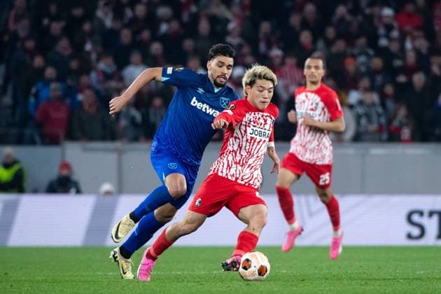 Ritsu Doan (SC Freiburg, 42) im Zweikampf mit Lucas Paqueta (West Ham United, 10), GER, SC Freiburg vs West Ham United, Fussball UEFA Europa League, Achtelfinale Hinspiel, Saison 2023 2024, 07.03.2024 GER, SC Freiburg vs West Ham United, Fussball UEFA Europa League, Achtelfinale Hinspiel, Saison 2023 2024, 07.03.2024 Freiburg Copyright: xEibner-Pressefoto Memmlerx EP_MMR