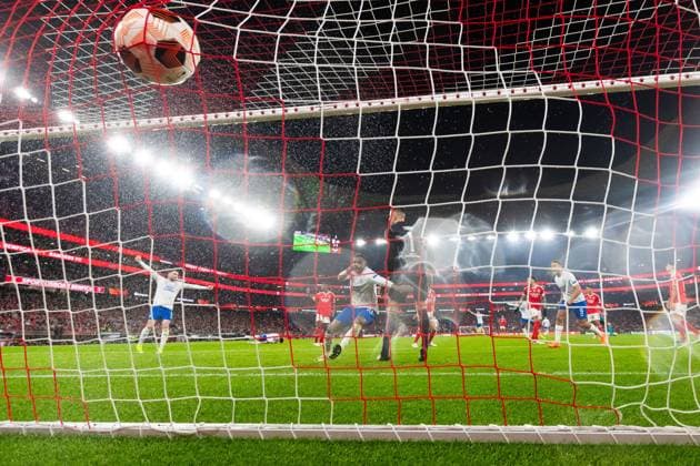 Sport Themen der Woche KW10 Sport Bilder des Tages Dujon Sterling of Rangers scores past Benfica goalkeeper Anatoliy Trubin during the Europa League Round of 16 Match at the Estadio da Luz, Lisbon. Benfica v Rangers, UEFA Europa League, Round of 16, First Leg, Football, Estadio da Luz, Lisbon, Portugal - 07 Mar 2024 EDITORIAL USE ONLY No use with unauthorised audio, video, data, fixture lists, club league logos or live services. Online in-match use limited to 120 images, no video emulation. No use in betting, games or single club league player publications.  Copyright: xLukexNickerson RangersxFC Shutterstockx 14380036eb