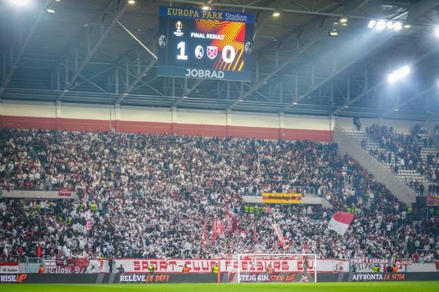 Fußball: UEFA Europa League 2023 2024, Achtelfinale, SC Freiburg - West Ham United FC, Europa-Park Stadion: Fan Tribüne des SC Freiburg nach dem 1:0 Sieg Freiburg Stadion am Wolfswinkel Deutschland Copyright: xJoeranxSteinsiekx