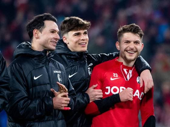 Nicolas Hoefler (SC Freiburg, 27), Noah Weisshaupt (SC Freiburg, 07), Florent Muslija (SC Freiburg, 23) jubeln ueber den Sieg, GER, SC Freiburg vs West Ham United, Fussball UEFA Europa League, Achtelfinale Hinspiel, Saison 2023 2024, 07.03.2024 GER, SC Freiburg vs West Ham United, Fussball UEFA Europa League, Achtelfinale Hinspiel, Saison 2023 2024, 07.03.2024 Freiburg Copyright: xEibner-Pressefoto Memmlerx EP_MMR
