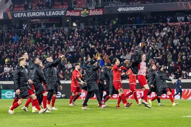 Sport Bilder des Tages UEFA Europa League: SC Freiburg - West Ham United; 07.03.2024 Die Spieler des SC Freiburg feiern den Sieg mit den Fans mit Laola Wellen UEFA Europa League: SC Freiburg - West Ham United, Freiburg, Europa Park Stadion am 07.03.2024 Copyright: xBEAUTIFULxSPORTS Wunderlx