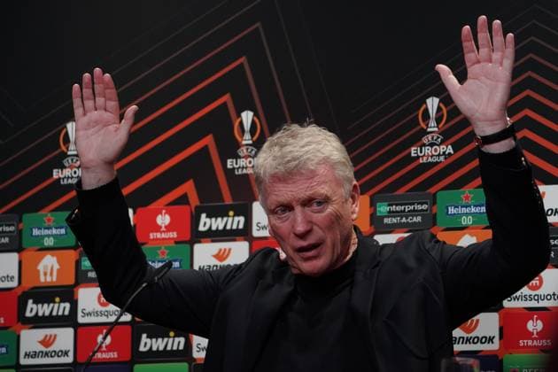 Fußball: UEFA Europa League 2023 2024, Achtelfinale, SC Freiburg - West Ham United FC, Europa-Park Stadion: West Hams Trainer David Moyes mit Hand Geste nach dem nicht gegebenen Elfmeter Freiburg Stadion am Wolfswinkel Deutschland Copyright: xJoeranxSteinsiekx