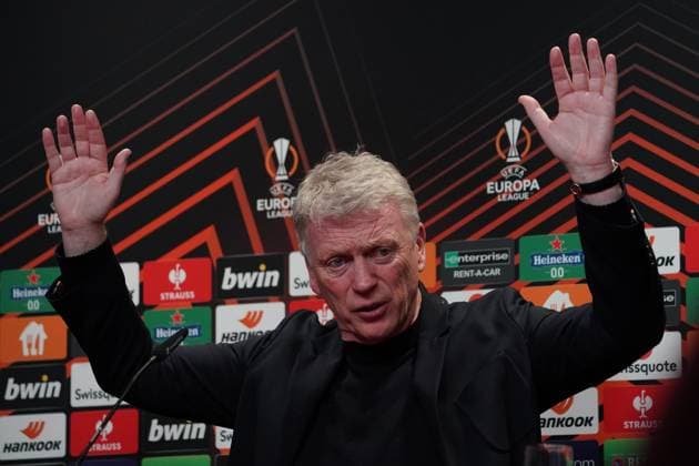 Fußball: UEFA Europa League 2023 2024, Achtelfinale, SC Freiburg - West Ham United FC, Europa-Park Stadion: West Hams Trainer David Moyes mit Hand Geste nach dem nicht gegebenen Elfmeter Freiburg Stadion am Wolfswinkel Deutschland Copyright: xJoeranxSteinsiekx