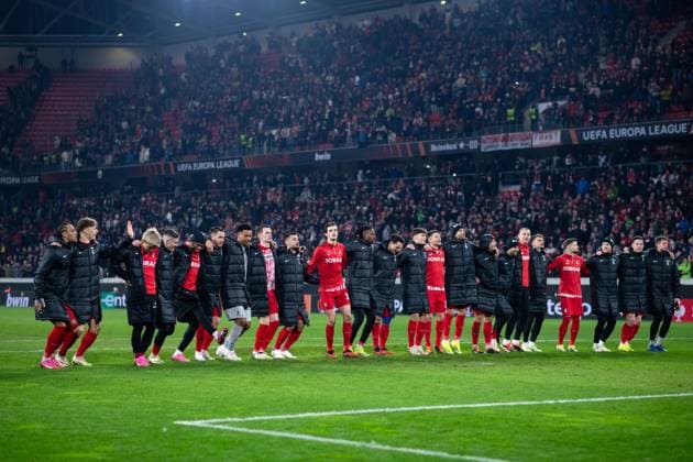 Die Spieler des SCF um Kiliann Sildillia (SC Freiburg, 25), Yannik Keitel (SC Freiburg, 14), Ritsu Doan (SC Freiburg, 42), Roland Sallai (SC Freiburg, 22), Junior Adamu (SC Freiburg, 20), Christian Guenter (SC Freiburg, 30), Noah Atubolu (SC Freiburg, 01), Matthias Ginter (SC Freiburg, 28), Manuel Gulde (SC Freiburg, 05), Merlin Roehl (SC Freiburg, 34), Jordy Makengo (SC Freiburg, 33), Nicolas Hoefler (SC Freiburg, 27), Noah Weisshaupt (SC Freiburg, 07), Michael Gregoritsch (SC Freiburg, 38) jubeln ueber den Sieg, GER, SC Freiburg vs West Ham United, Fussball UEFA Europa League, Achtelfinale Hinspiel, Saison 2023 2024, 07.03.2024 GER, SC Freiburg vs West Ham United, Fussball UEFA Europa League, Achtelfinale Hinspiel, Saison 2023 2024, 07.03.2024 Freiburg Copyright: xEibner-Pressefoto Memmlerx EP_MMR