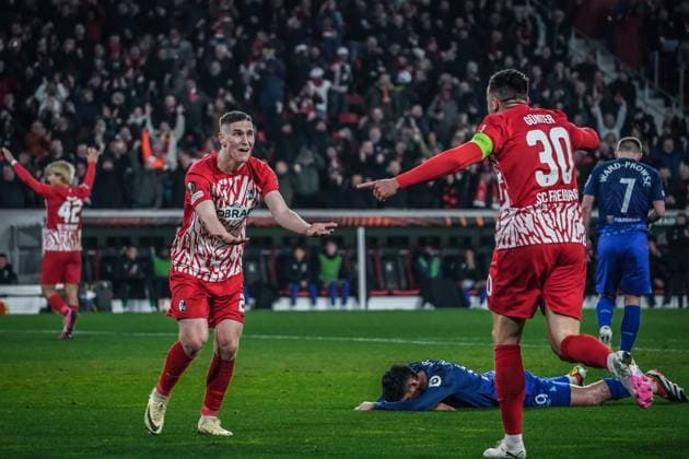 Fußball: UEFA Europa League 2023 2024, Achtelfinale, SC Freiburg - West Ham United FC, Europa-Park Stadion: Freiburgs Roland Sallai und Freiburgs Christian Günter freuen sich euphorisch über den 1:0 Erfolg durch Freiburgs Michael Gregoritsch - West Ham Spieler liegt am Boden Freiburg Stadion am Wolfswinkel Deutschland Copyright: xJoeranxSteinsiekx