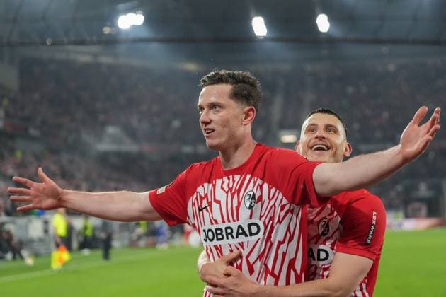 Fußball: UEFA Europa League 2023 2024, Achtelfinale, SC Freiburg - West Ham United FC, Europa-Park Stadion: Freiburgs Michael Gregoritsch schiesst den 1:0 Siegtreffer im Hinspiel. Jubel, Freude, Szene nach dem Treffer mit Freiburgs Maximilian Eggestein Freiburg Stadion am Wolfswinkel Deutschland Copyright: xArnexAmbergx
