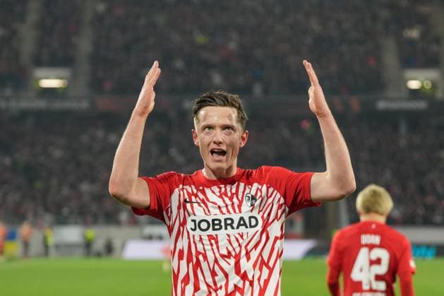 Fußball: UEFA Europa League 2023 2024, Achtelfinale, SC Freiburg - West Ham United FC, Europa-Park Stadion: Freiburgs Michael Gregoritsch schiesst den 1:0 Siegtreffer im Hinspiel. Jubel, Freude, Szene nach dem Treffer Siegesfaust Freiburg Stadion am Wolfswinkel Deutschland Copyright: xArnexAmbergx