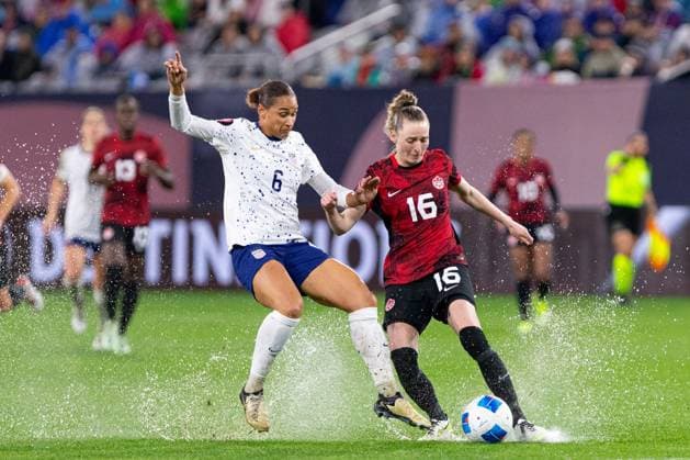 RECORD DATE NOT STATED Concacaf W Gold Cup 2024 Canada 2-2 United States Lynn Williams of USA and Gabby Carle of Canada during the Semifinals match between Canada and United States (USA) as part of the Concacaf Womens Gold Cup 2024, at Snapdragon Stadium on March 06, 2024 in San Diego, California, United States. SAN DIEGO CALIFORNIA UNITED STATES  Copyright: xCarlosxZepedax 20240306225608_CWGC_2024_SF_CAN_USA_CARLE122