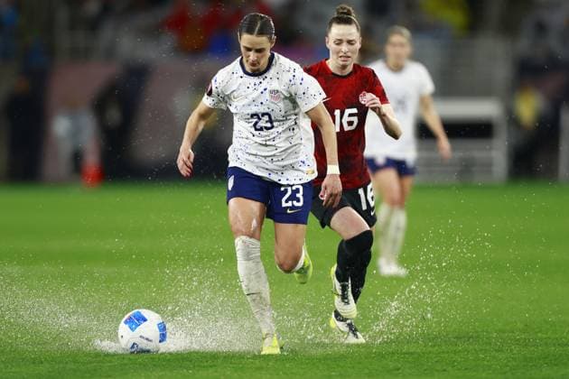 RECORD DATE NOT STATED Concacaf W Gold Cup 2024 Canada 2-2 United States Emily Fox of USA and Gabby Carle of Canada during the Semifinals match between Canada and United States (USA) as part of the Concacaf Womens Gold Cup 2024, at Snapdragon Stadium on March 06, 2024 in San Diego, California, United States. SAN DIEGO CALIFORNIA UNITED STATES  Copyright: xUlisesxNaranjox 20240306225951_CWGC_2024_SF_CAN_USA_FOX132