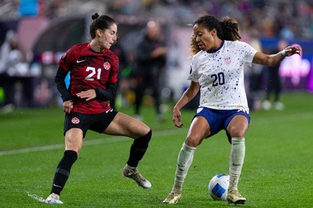 RECORD DATE NOT STATED Concacaf W Gold Cup 2024 Canada 2-2 United States Clarissa Larisey (L) of Canada fights fr the ball with Casey Krueger (R) of USA during the Semifinals match between Canada and United States (USA) as part of the Concacaf Womens Gold Cup 2024, at Snapdragon Stadium on March 06, 2024 in San Diego, California, United States. SAN DIEGO CALIFORNIA UNITED STATES  Copyright: xCarlosxZepedax 20240306234445_CWGC_2024_SF_CAN_USA_KRUEGER204