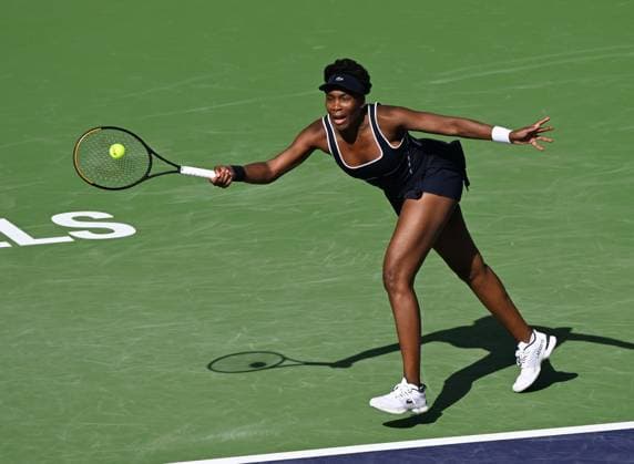 INDIAN WELLS, CA - MARCH 07: Venus Williams (USA) returns the ball during a WTA, Tennis Damen tennis match played on March 7, 2024 during the BNP Paribas Open played at the Indian Wells Tennis Garden in Indian Wells, CA. (Photo by John Cordes Icon Sportswire) TENNIS: MAR 07 BNP Paribas Open EDITORIAL USE ONLY Icon506240307098