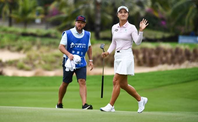 (240308) -- LINGSHUI, March 8, 2024 -- Lee Minjee of Australia waves to the spectators during the second round of the Blue Bay LPGA, Golf Damen golf tournament in Lingshui, south China s Hainan Province, March 8, 2024. ) (SP)CHINA-HAINAN-LINGSHUI-GOLF-BLUE BAY LPGA (CN) YangxGuanyu 