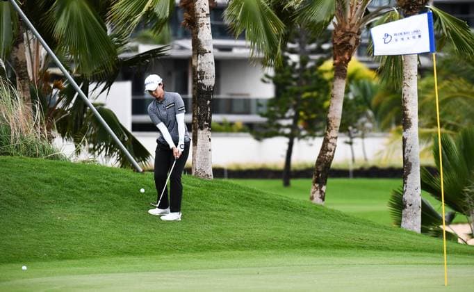 (240308) -- LINGSHUI, March 8, 2024 -- An Narin of South Korea plays a shot during the second round of the Blue Bay LPGA, Golf Damen golf tournament in Lingshui, south China s Hainan Province, March 8, 2024. ) (SP)CHINA-HAINAN-LINGSHUI-GOLF-BLUE BAY LPGA (CN) YangxGuanyu 