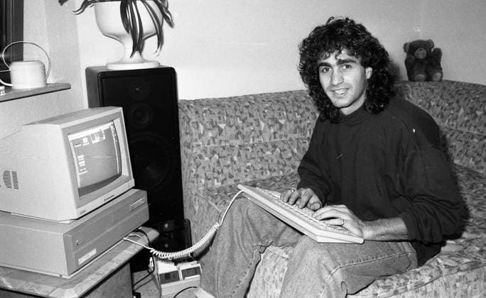 08.12.88 VfB Gaudino Privat Deutschland, Stuttgart, 08.12.1988, Fussball, Bundesliga, VfB Stuttgart: Maurizio Gaudino Hobby Computer PC Amiga 2000. *** 08 12 88 VfB Gaudino Private Germany, Stuttgart, 08 12 1988, Soccer, Bundesliga, VfB Stuttgart Maurizio Gaudino Hobby Computer PC Amiga 2000