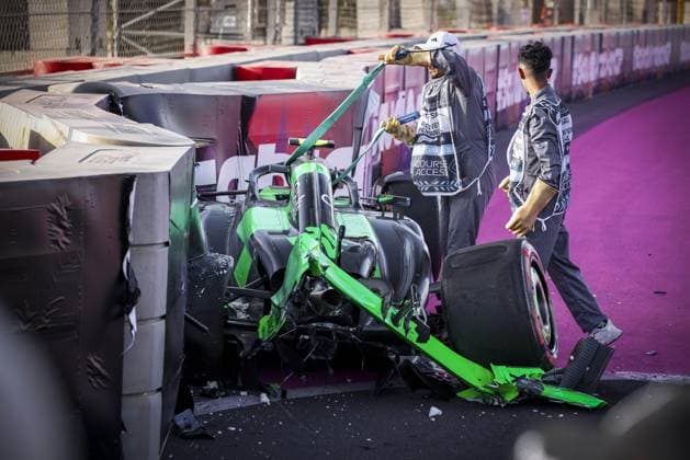 24 ZHOU Guanyu (chi), Stake F1 Team Kick Sauber C44, action, crash, accident, during the Formula 1 STC Saudi Arabian Grand Prix 2024, 2nd round of the 2024 Formula One World Championship, WM, Weltmeisterschaft from March 7 to 9, 2024 on the Jeddah Corniche Circuit, in Jeddah, Saudi Arabia - F1 - SAUDI ARABIAN GRAND PRIX 2024 DPPI Panoramic  240308_R02_SAUDI_5XB_9506