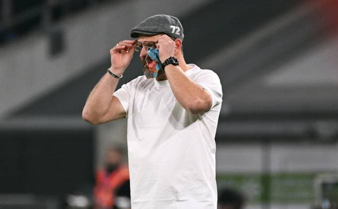 Sport Themen der Woche KW10 Fussball, 2. Bundesliga, Deutschland, Herren, Saison 2023 2024, 25. Spieltag, Merkur-Spiel-Arena Düsseldorf, Fortuna Düsseldorf - Hamburger SV; Cheftrainer Steffen Baumgart (HSV) setzt sich eine Brille auf. DFB DFL REGULATIONS PROHIBIT ANY USE OF PHOTOGRAPHS AS IMAGE SEQUENCES AND OR QUASI-VIDEO *** Football, 2 Bundesliga, Germany, Men, Season 2023 2024, 25 Matchday, Merkur Spiel Arena Düsseldorf, Fortuna Düsseldorf Hamburger SV Head Coach Steffen Baumgart HSV puts on glasses DFB DFL REGULATIONS PROHIBIT ANY USE OF PHOTOGRAPHS AS IMAGE SEQUENCES AND OR QUASI VIDEO