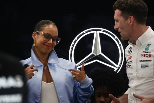F1 Saudi Arabian Grand Prix 2024 Qualifying Alicia Keys at Mercedes garage before qualifying ahead of the Formula 1 Saudi Arabian Grand Prix at Jeddah Corniche Circuit in Jeddah, Saudi Arabia on March 8, 2024. Jeddah Saudi Arabia  Copyright: xJakubxPorzyckix originalFilename:porzycki-f1saudia240308_npfvG.jpg