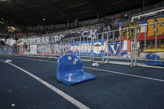 Bilder des Jahres 2024, Sport 03 März Sport Themen der Woche KW10 Sport Bilder des Tages 08.03.2024, xtgx, Fussball - 2.Bundesliga, Eintracht Braunschweig - Hansas Rostock emspor, v.l. Die Fans von Hansa Rostock randalieren, ein Stuhlsitz wurde aus dem Gästeblock gerissen (DFL DFB REGULATIONS PROHIBIT ANY USE OF PHOTOGRAPHS as IMAGE SEQUENCES and or QUASI-VIDEO) Braunschweig *** 08 03 2024, xtgx, Soccer 2 Bundesliga, Eintracht Braunschweig Hansas Rostock emspor, v l The fans of Hansa Rostock riot, a chair seat was torn out of the guest block DFL DFB REGULATIONS PROHIBIT ANY USE OF PHOTOGRAPHS as IMAGE SEQUENCES and or QUASI VIDEO Braunschweig