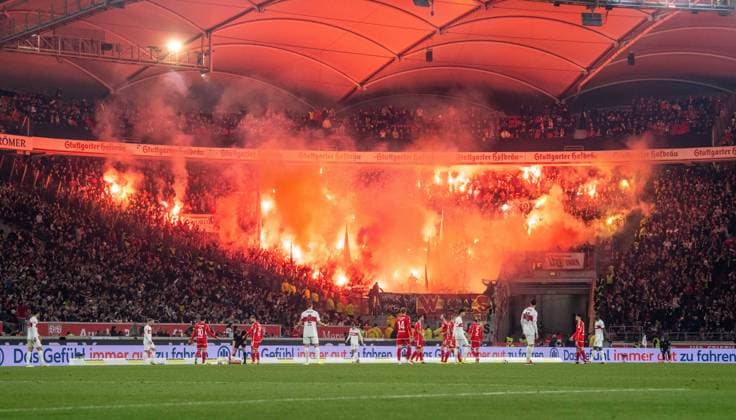 Bilder des Jahres 2024, Sport 03 März Sport Themen der Woche KW10 Sport Bilder des Tages Fussball, Herren, Saison 2023 2024, 1. Bundesliga (25. Spieltag), VfB Stuttgart - 1. FC Union Berlin, Gästeblock, Fans von Union Fans von brennen Feuerwerk ab, 08.03. 2024, *** Soccer, Men, Season 2023 2024, 1 Bundesliga 25 Matchday , VfB Stuttgart 1 FC Union Berlin, Guest block, Fans of Union Fans of burn down fireworks, 08 03 2024, Copyright: xSebastianxRäppold MatthiasxKochx
