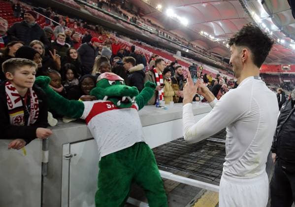 Sport Themen der Woche KW10 Sport Bilder des Tages 08.03.24 VfB Stuttgart - 1. FC Union Berlin Deutschland, Stuttgart, 08.03.2024, Fussball, Bundesliga, VfB Stuttgart - 1. FC Union Berlin: Atakan Karazor (VfB Stuttgart) macht ein Selfie von Fritzle (Maskottchen VfB Stuttgart). *** 08 03 24 VfB Stuttgart 1 FC Union Berlin Germany, Stuttgart, 08 03 2024, Football, Bundesliga, VfB Stuttgart 1 FC Union Berlin Atakan Karazor VfB Stuttgart takes a selfie with Fritzle mascot VfB Stuttgart