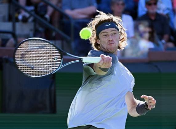 INDIAN WELLS, CA - MARCH 08: Andrey Rublev returns the ball during a ATP, Tennis Herren tennis match played on March 8, 2024 during the BNP Paribas Open played at the Indian Wells Tennis Garden in Indian Wells, CA. (Photo by John Cordes Icon Sportswire) TENNIS: MAR 08 BNP Paribas Open EDITORIAL USE ONLY Icon506240308065