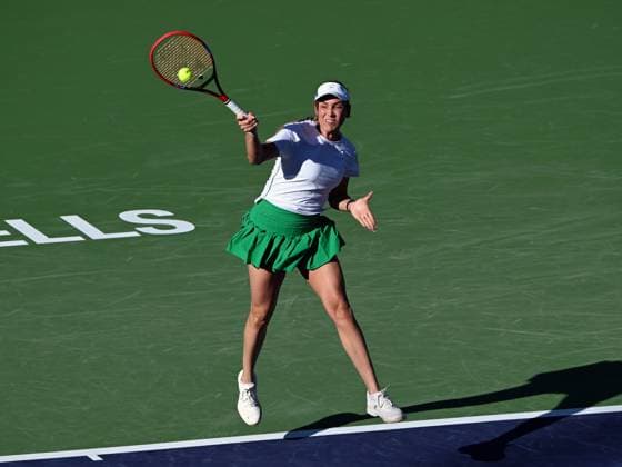 INDIAN WELLS, CA - MARCH 08: Donna Vekic (CRO) returns the ball during a WTA, Tennis Damen tennis match played on March 8, 2024 during the BNP Paribas Open played at the Indian Wells Tennis Garden in Indian Wells, CA. (Photo by John Cordes Icon Sportswire) TENNIS: MAR 08 BNP Paribas Open EDITORIAL USE ONLY Icon506240308111