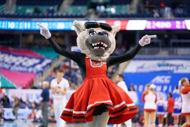 Sport Themen der Woche KW10 March 8, 2024, Greensboro, North Carolina, USA: NC State s mascot MRS. WUF dances during a timeout at the 2024 ACC Tournament Quarterfinals. Greensboro USA - ZUMAb238 20240308_zsp_b238_010 Copyright: xJoshxBrownx