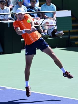 INDIAN WELLS, CA - MARCH 08: Alex De Minaur (AUS) returns the ball during a ATP, Tennis Herren tennis match played on March 8, 2024 during the BNP Paribas Open played at the Indian Wells Tennis Garden in Indian Wells, CA. (Photo by John Cordes Icon Sportswire) TENNIS: MAR 08 BNP Paribas Open EDITORIAL USE ONLY Icon506240308155